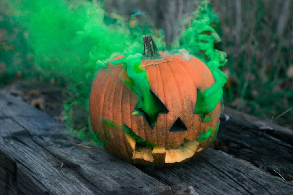 Jack O'Lantern, dem giftgrüner Rauch aus Augen und Mund quillt und hinter ihn zieht.