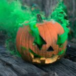 Jack O'Lantern, dem giftgrüner Rauch aus Augen und Mund quillt und hinter ihn zieht.