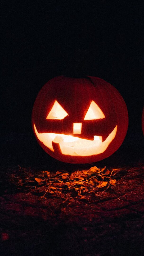 Ein grinsender Jack O'Lantern leuchtet im Dunkeln.