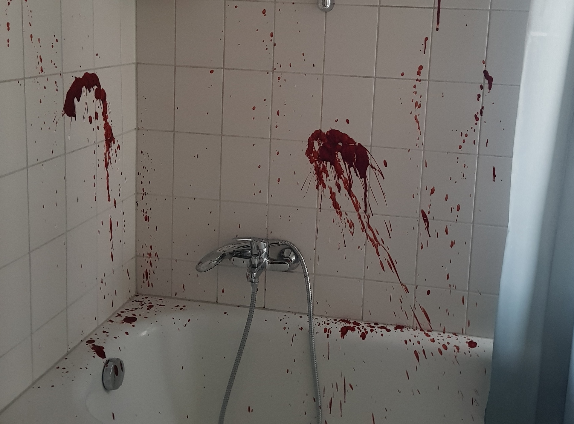 Mit Kunstblut bespritzte Duschwanne und Kachelwände.